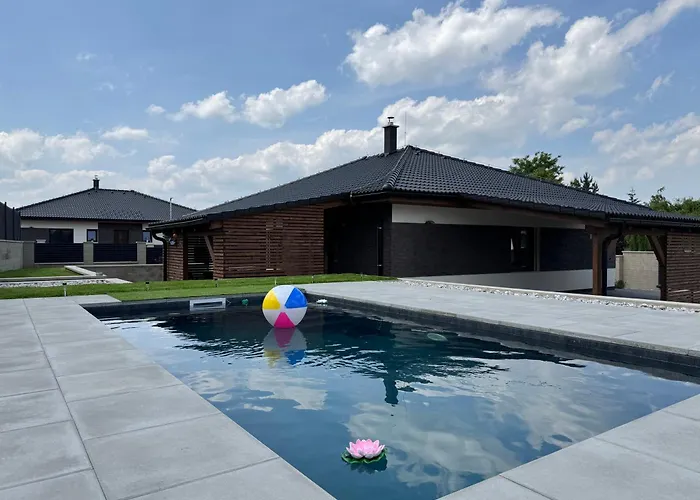 Home By The Pool & Garden Mukarov  zdjęcie